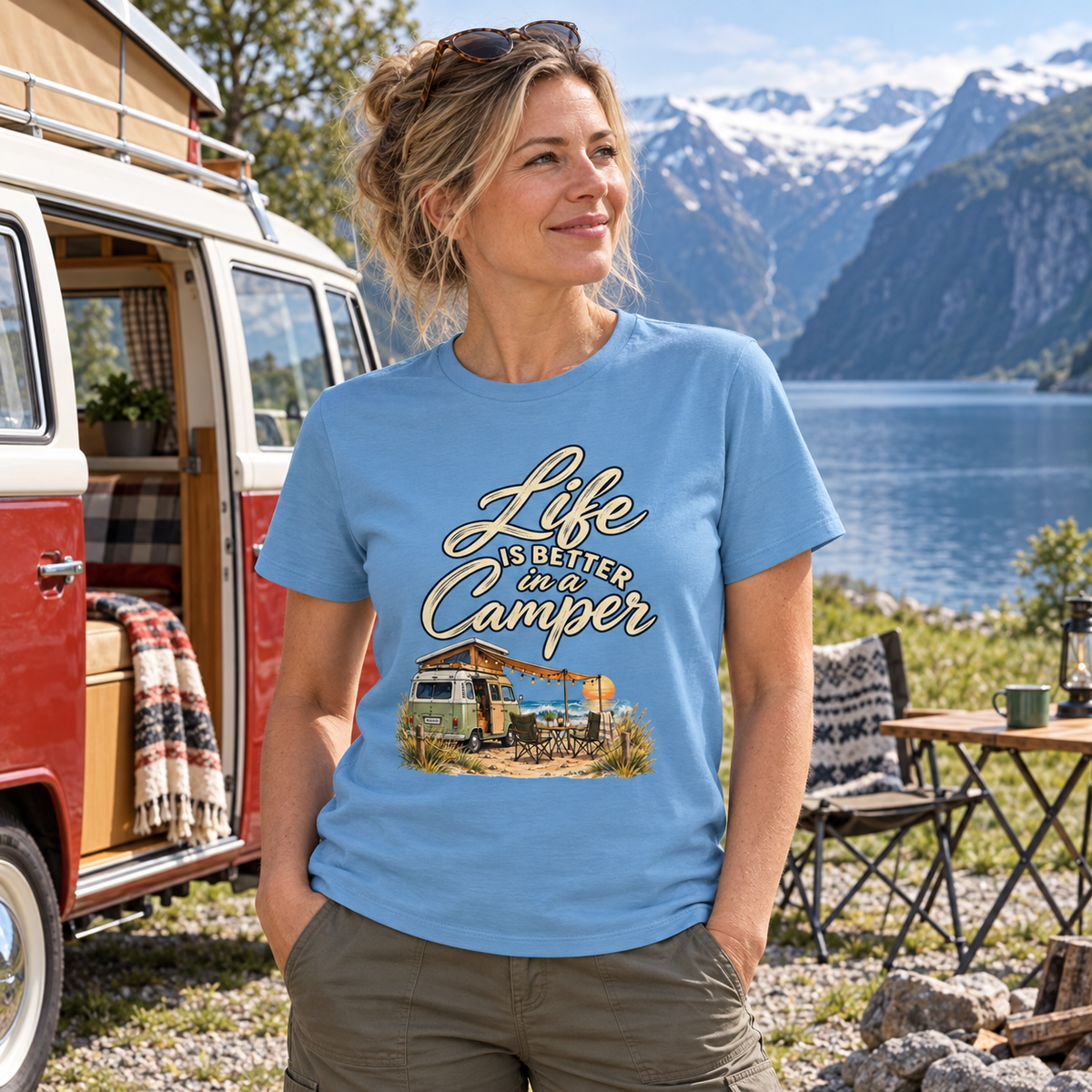 Essential T-Shirt in Carolina Blue mit Camper-Motiv am Fjord vor rot-weißem Vintage-Camper