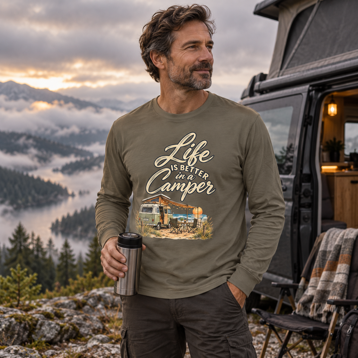 Bio Longsleeve in Khaki mit Life is better in a Camper Dark Edition an einem nebligen Bergstellplatz