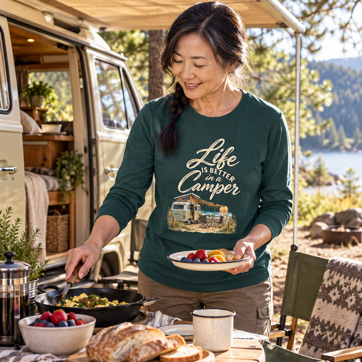 Bio Longsleeve in Glazed Green mit Camper-Motiv beim Frühstück auf einem Waldcampingplatz