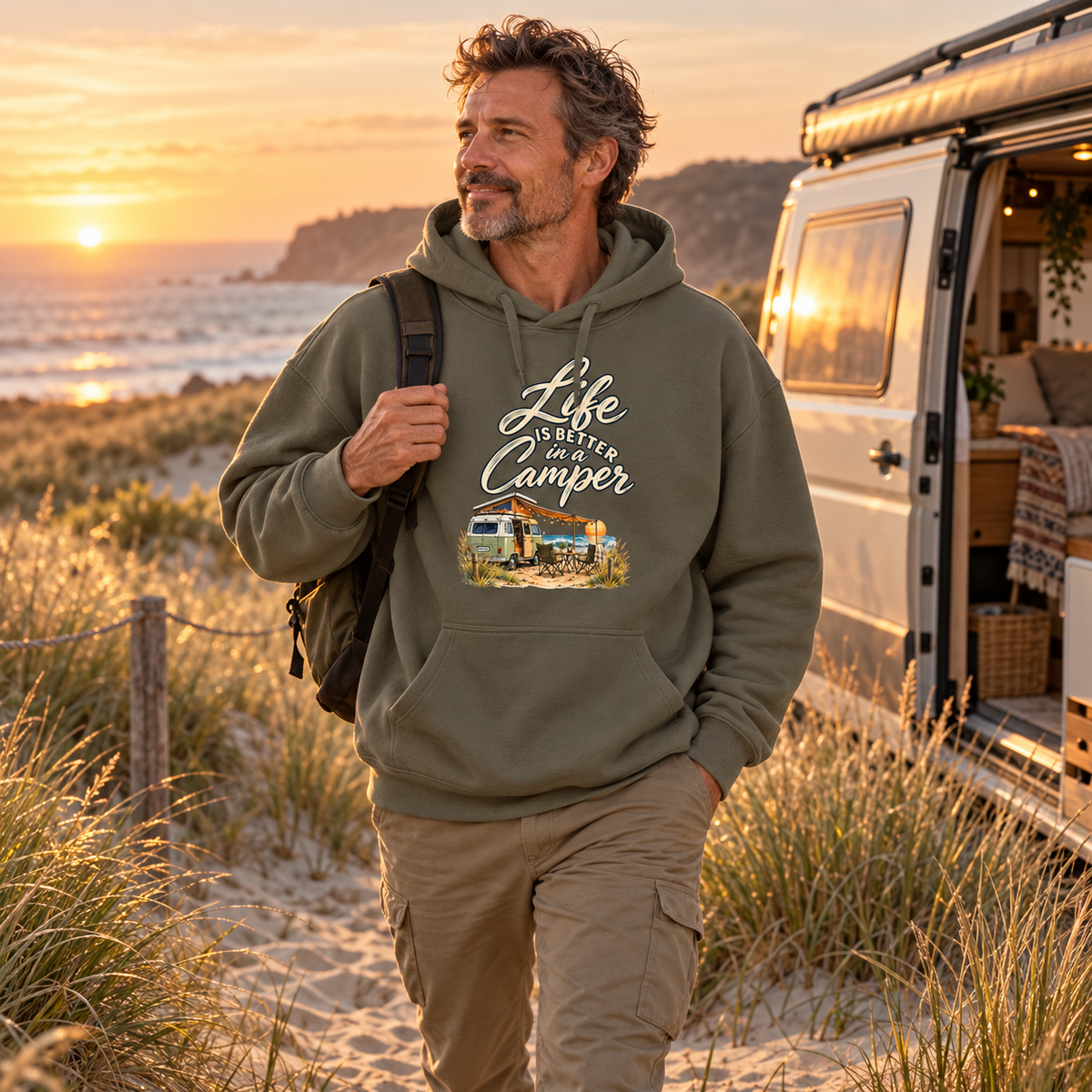 Bio Oversize Hoodie in Khaki mit Life is better in a Camper Dark Edition in den Küstendünen