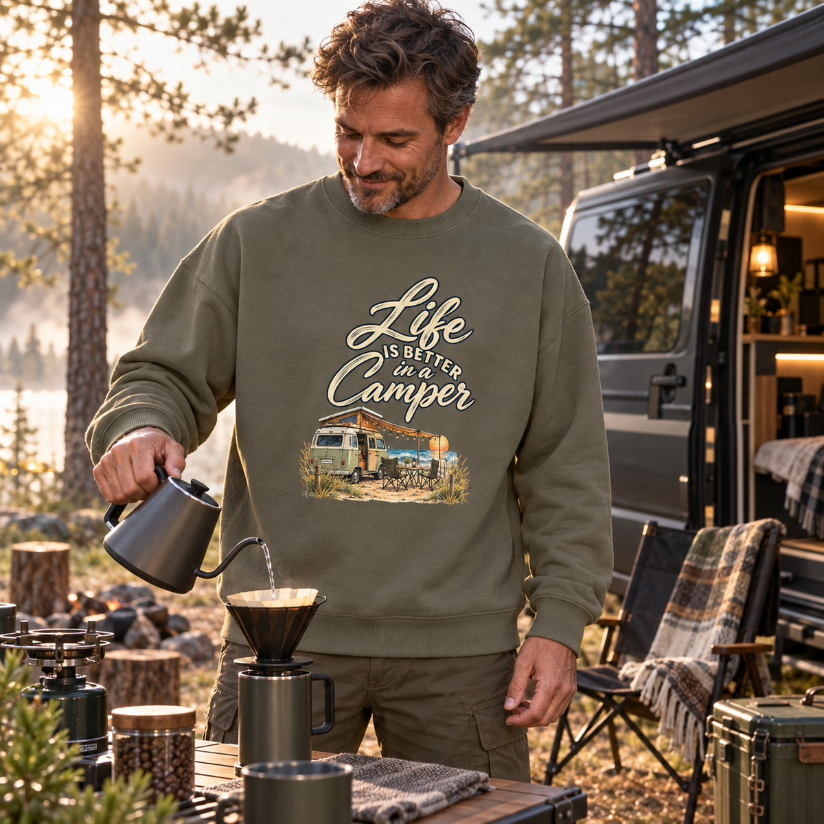 Bio Oversize Sweatshirt in Khaki mit Life is better in a Camper Dark Edition am Waldcampingplatz