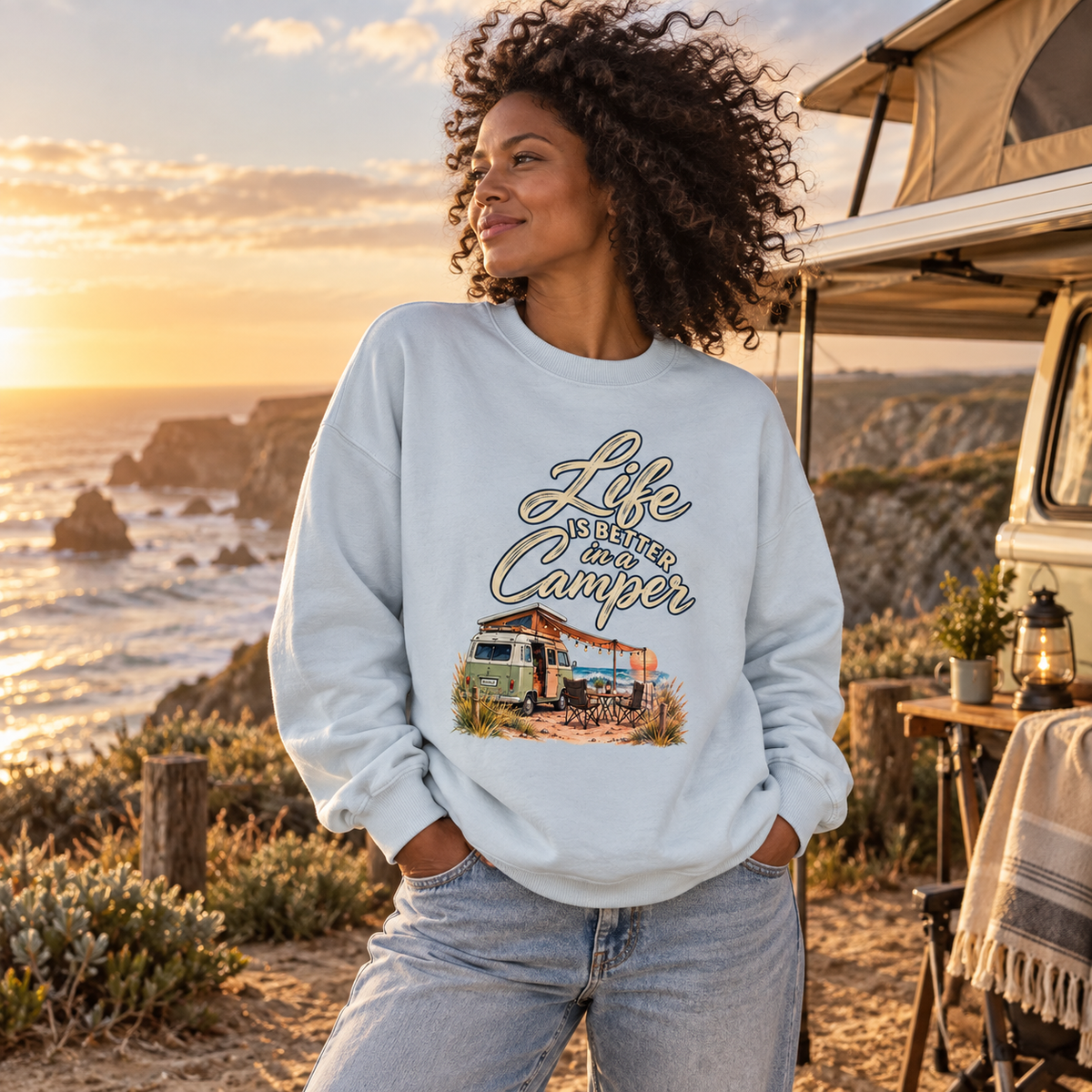 Bio Oversize Sweatshirt in Blue Ice mit Camper-Motiv bei einem Roadtrip an der Küste