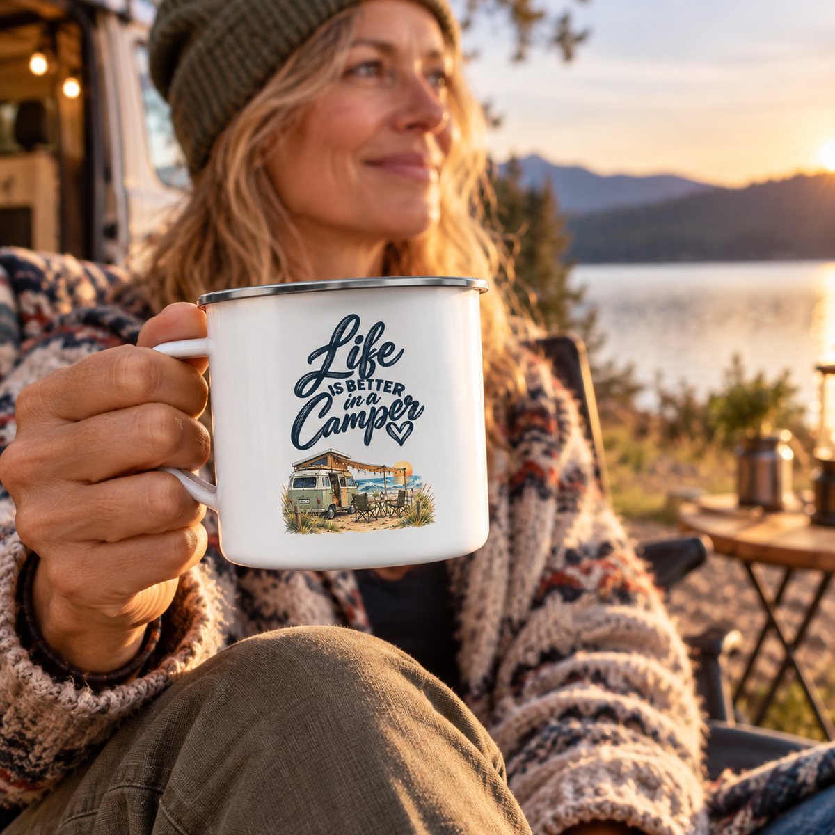 Emaille-Camperbecher mit Life-is-better-in-a-Camper-Motiv beim Camping am See