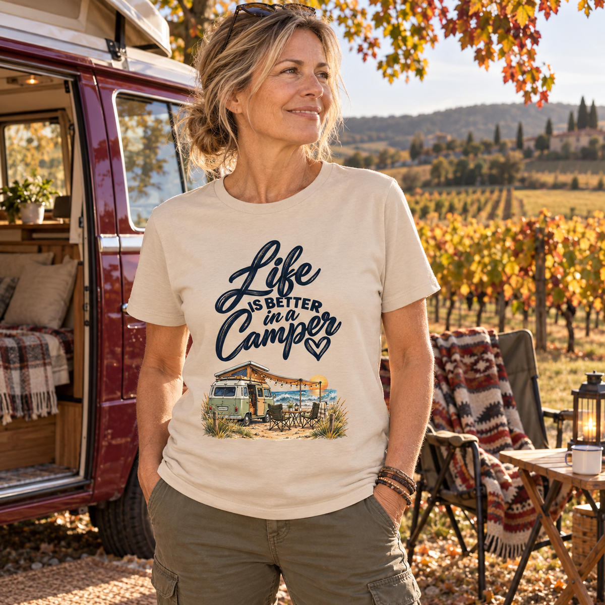 Frau im naturfarbenen Essential T-Shirt mit Camper-Motiv auf einem herbstlichen Stellplatz vor burgunderrotem Vintage-Camper