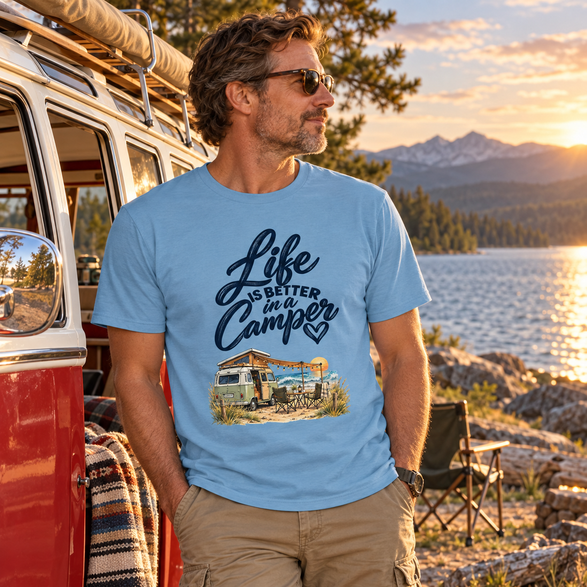 Essential T-Shirt in Carolina Blue mit Life is better in a Camper Motiv bei einer Roadtrip-Pause am See
