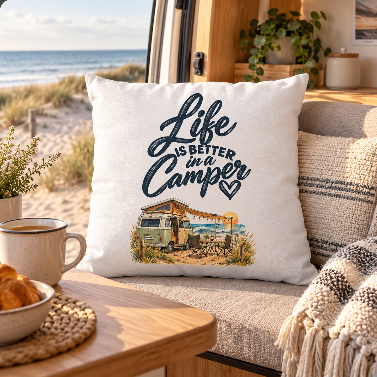 Weißes Camper-Kissen mit Life-is-better-in-a-Camper-Motiv im gemütlichen Camper an der Ostseeküste