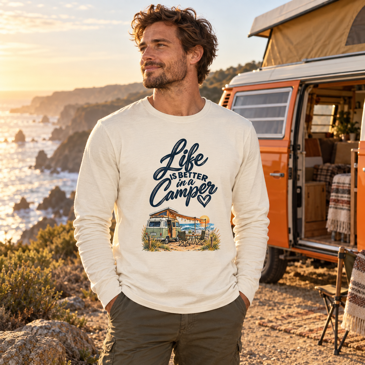 Mann im Bio-Longsleeve mit Camper-Motiv beim Küsten-Roadtrip vor orangem Vintage-Camper