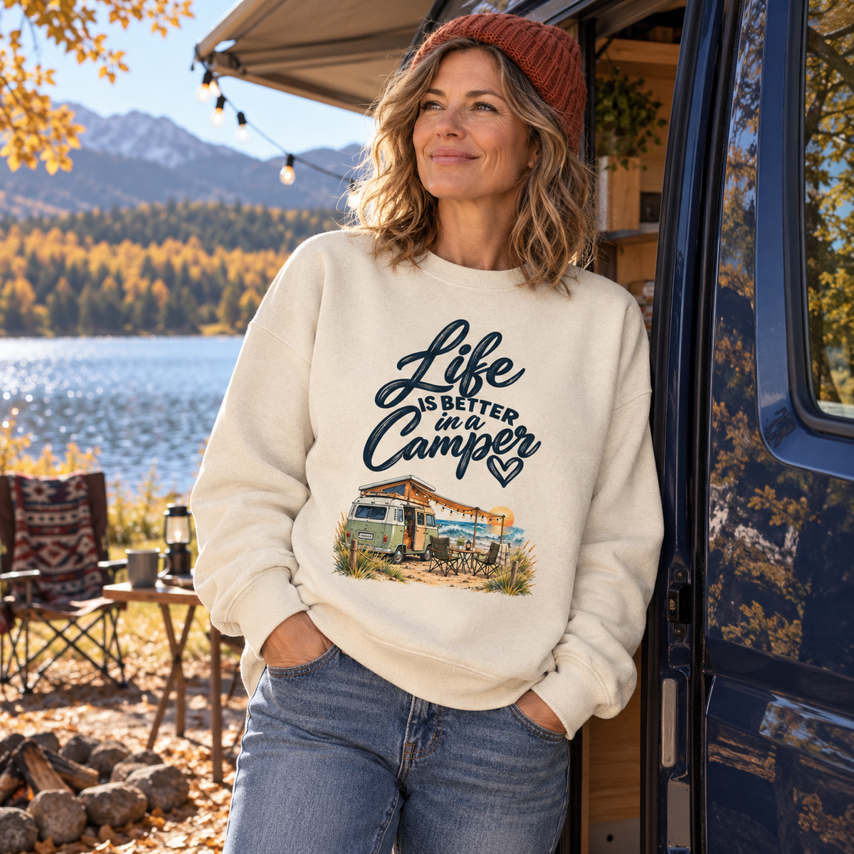 Frau im Bio-Oversize-Sweatshirt mit Camper-Motiv am herbstlichen See