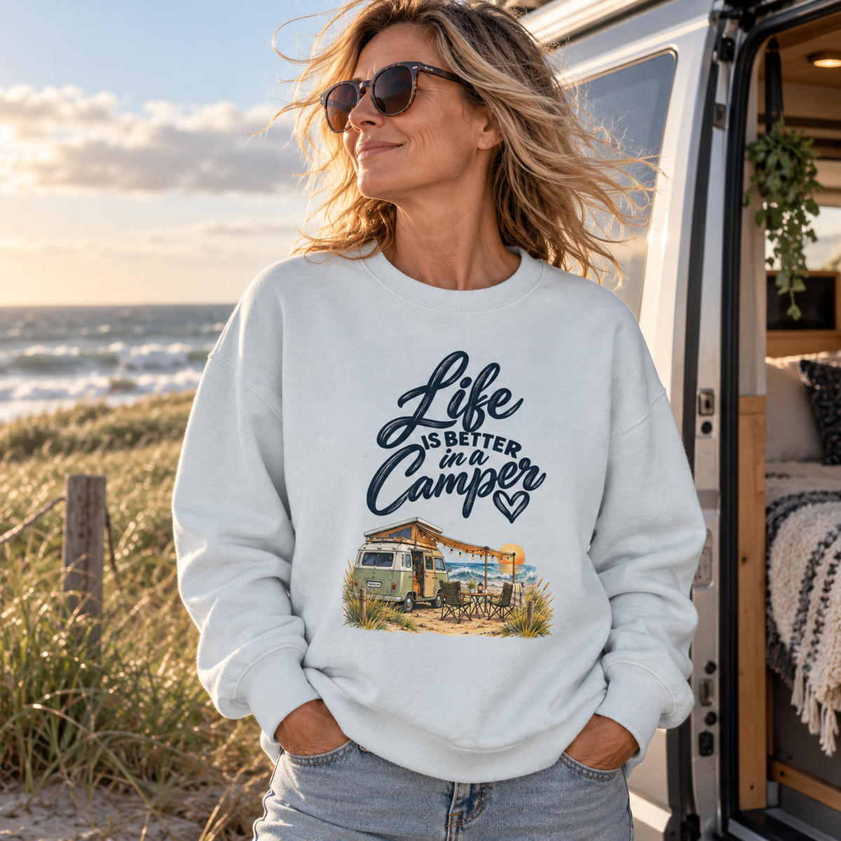 Frau im Blue-Ice Bio-Oversize-Sweatshirt mit Camper-Motiv an der windigen Nordseeküste