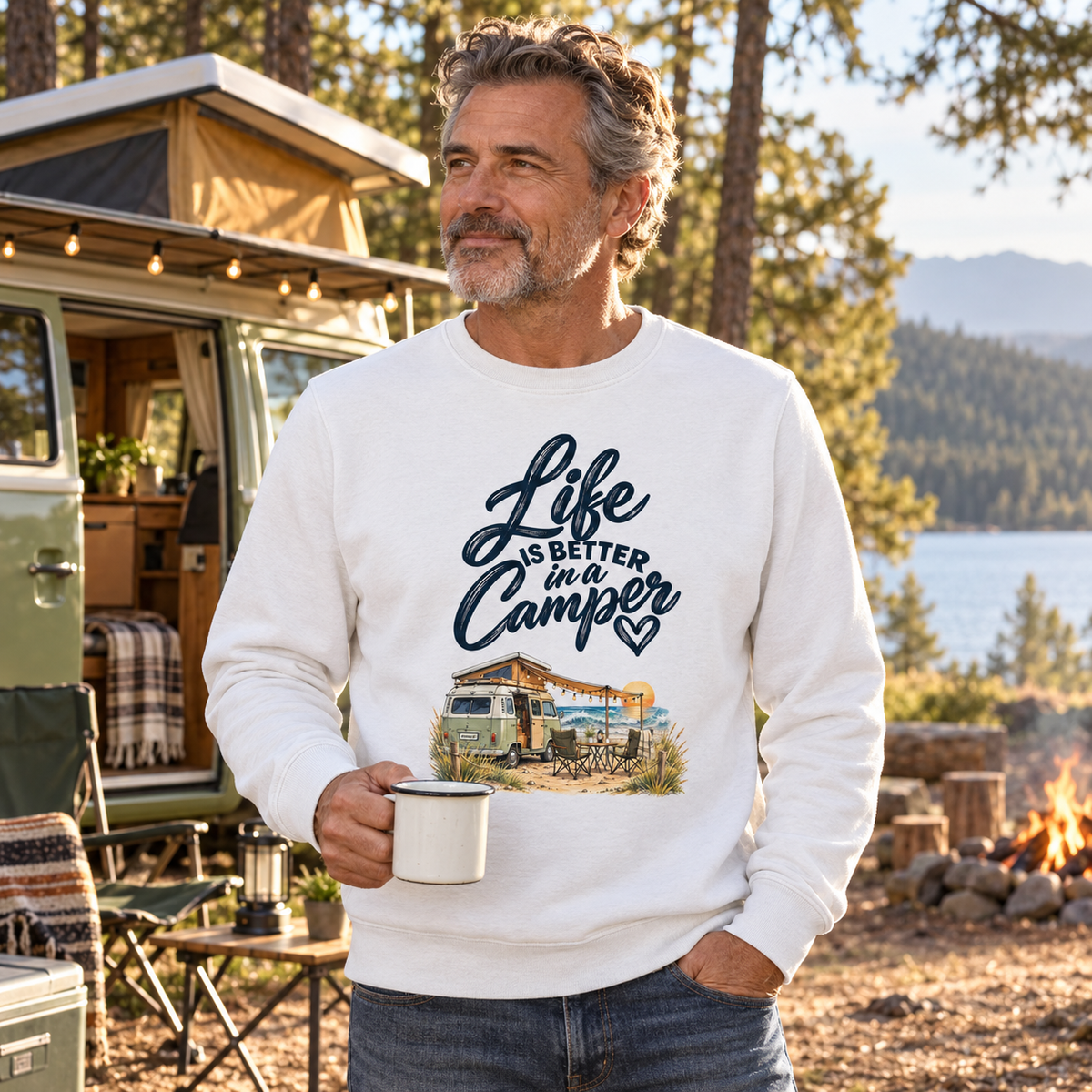 Mann im Bio-Unisex-Sweatshirt mit Camper-Motiv auf einem Waldcampingplatz