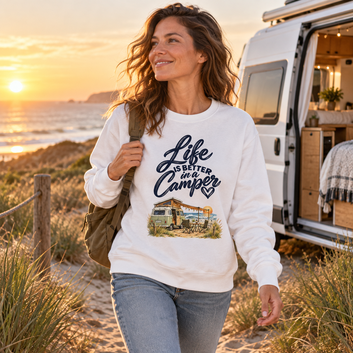 Frau im Bio-Unisex-Sweatshirt mit Camper-Motiv in den Küstendünen