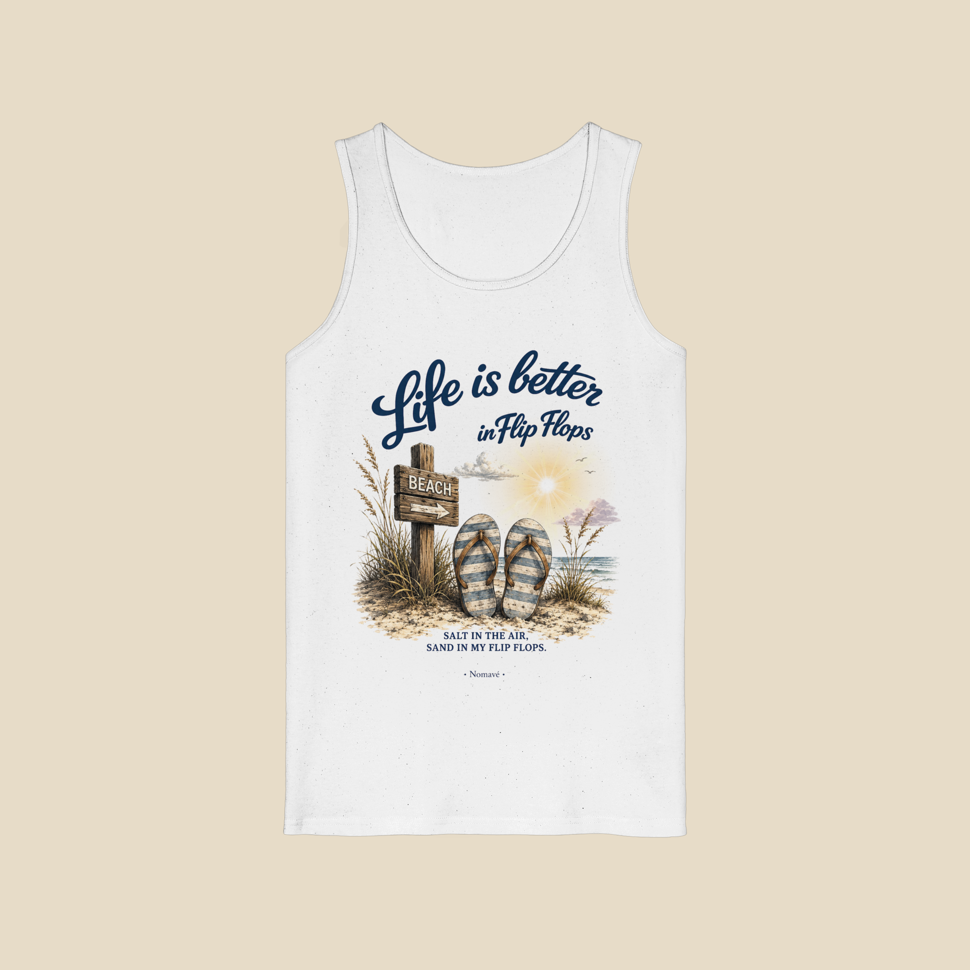 Weißes Bio-Tanktop mit dem maritimen Motiv „Life is Better in Flip Flops“. Das Design zeigt gestreifte Flip-Flops am Strand neben einem Beach-Wegweiser, Dünen und Meer. Sommerliches Ostsee-Motiv für Strandurlaub, Küste und entspannte Urlaubstage.