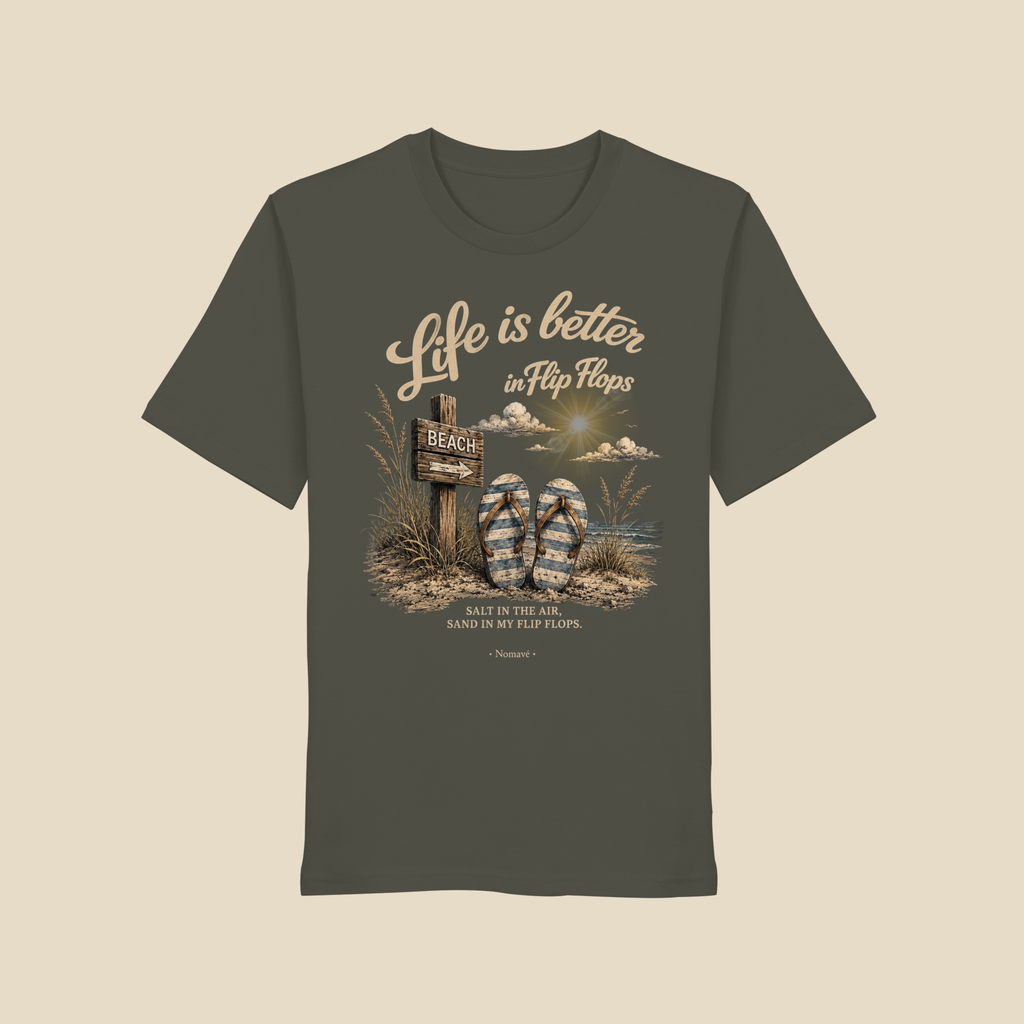 Dark Edition Bio T-Shirt in Olive mit dem Nomavé Motiv „Life is better in Flip Flops“. Vintage-Illustration mit Flip-Flops, Beach-Wegweiser, Dünen, Meer und Sonne in hellbeigem Druck – maritimes Sommerdesign für Damen und Herren.