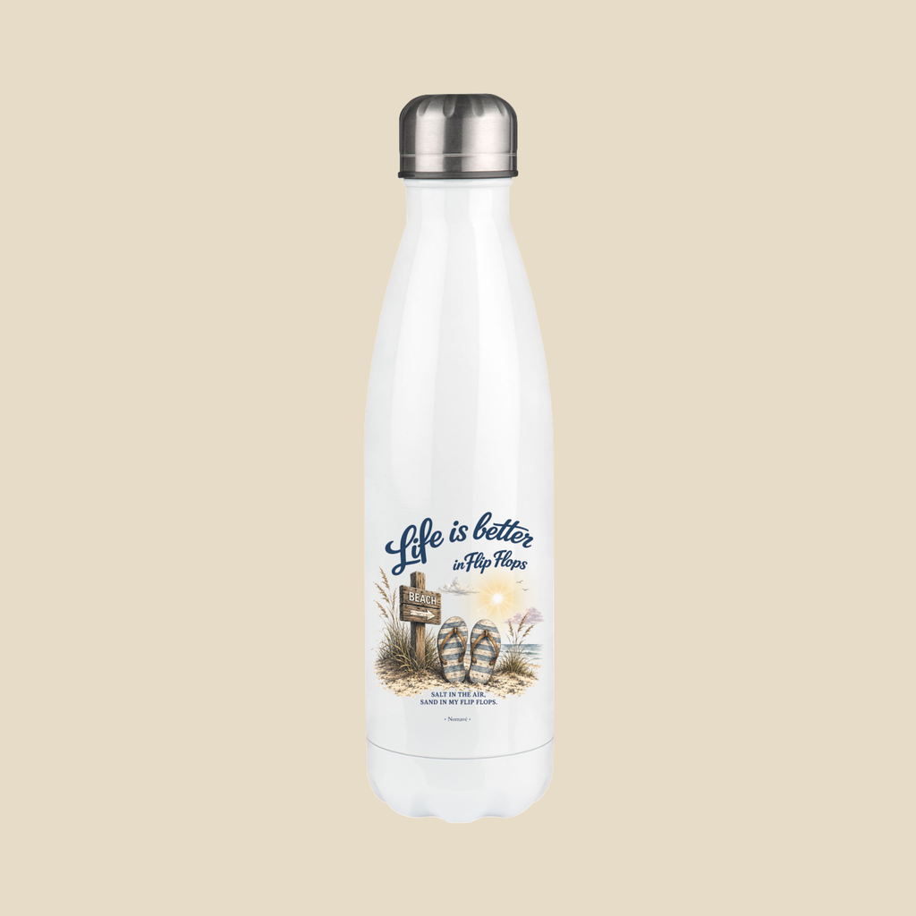 Nomavé Edelstahl-Trinkflasche „Life is Better in Flip Flops“ als Clean Mockup auf hellem sandfarbenem Hintergrund – maritimes Design mit Flip-Flops, Strandwegweiser und Küstenmotiv.