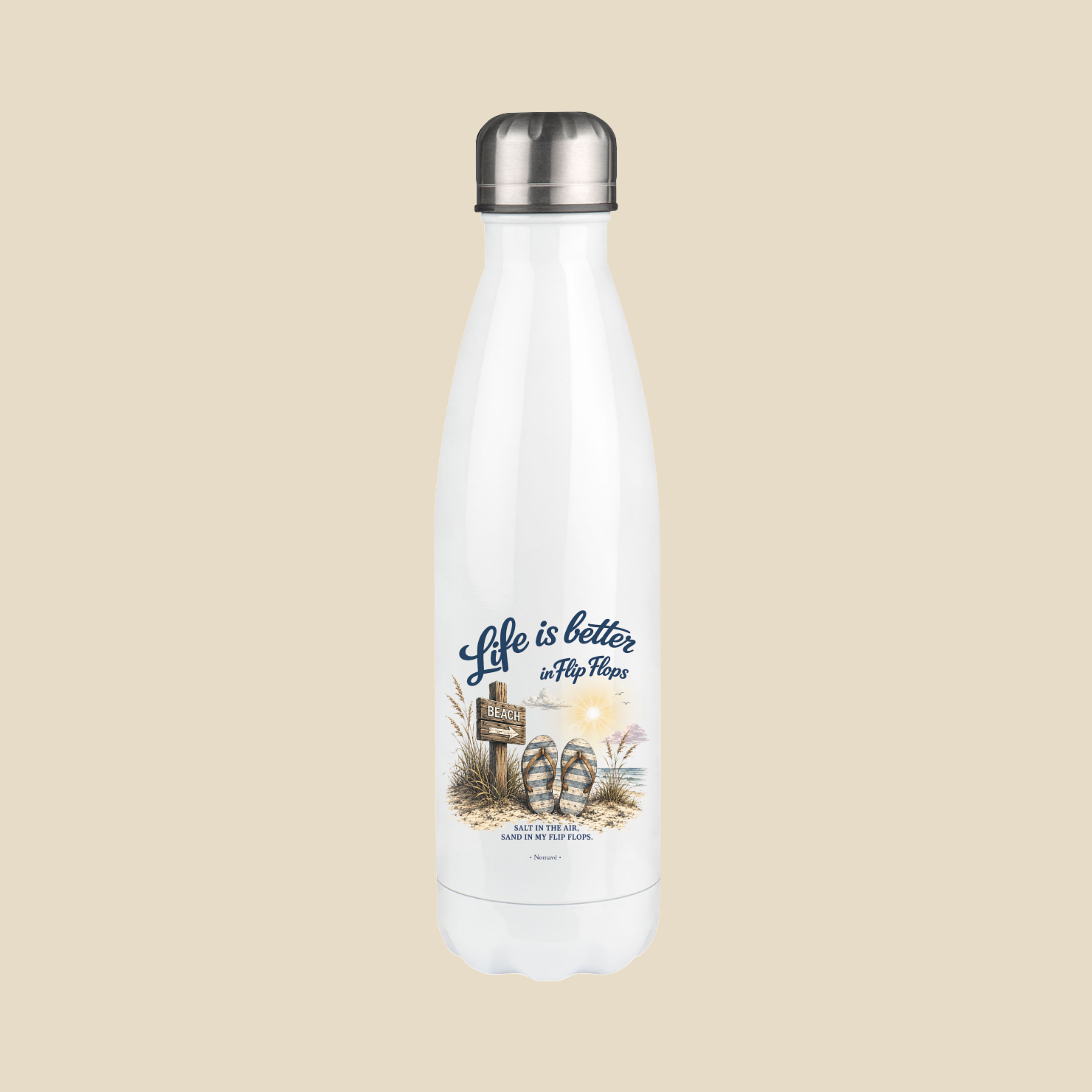 Nomavé Edelstahl-Trinkflasche „Life is Better in Flip Flops“ als Clean Mockup auf hellem sandfarbenem Hintergrund – maritimes Design mit Flip-Flops, Strandwegweiser und Küstenmotiv.