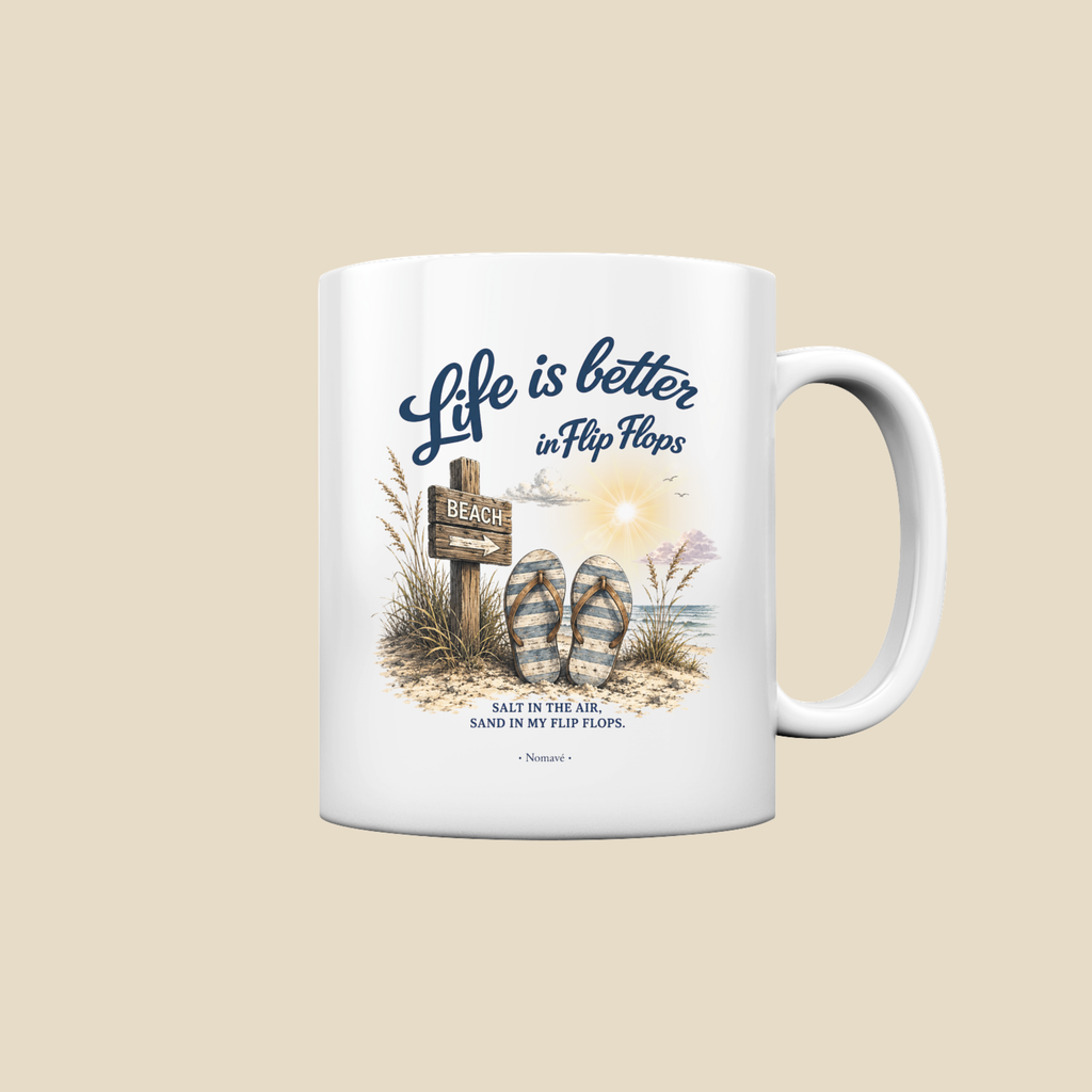 Nomavé Keramiktasse „Life is Better in Flip Flops“ als Clean Mockup auf hellem sandfarbenem Hintergrund – maritimes Design mit Flip-Flops, Strandwegweiser und Küstenmotiv.