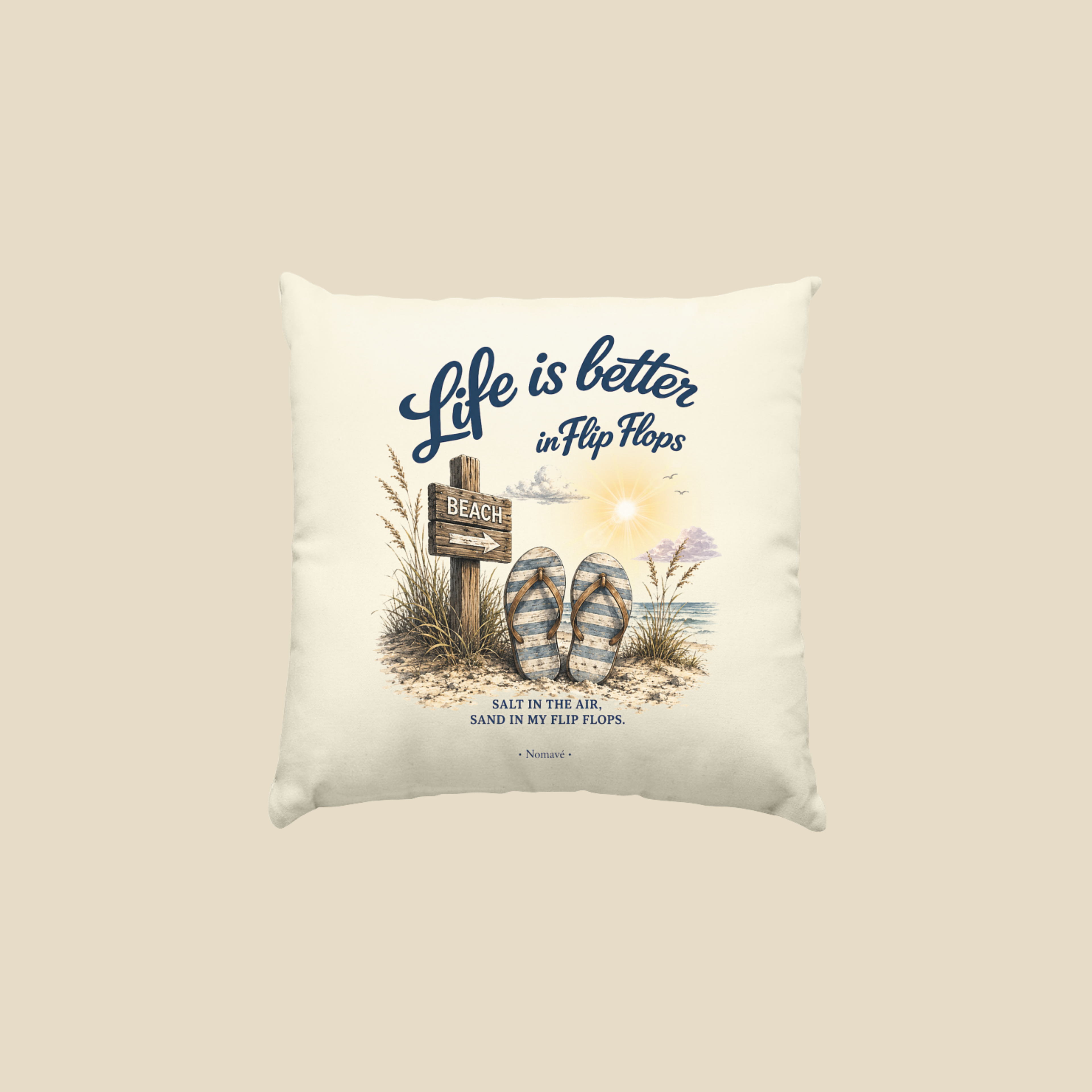 Nomavé Zierkissen „Life is Better in Flip Flops“ mit maritimem Strandmotiv aus Flip-Flops, Holzwegweiser und Ostseeküste – quadratisches Clean Mockup auf beigem Hintergrund für den Shopify-Onlineshop.