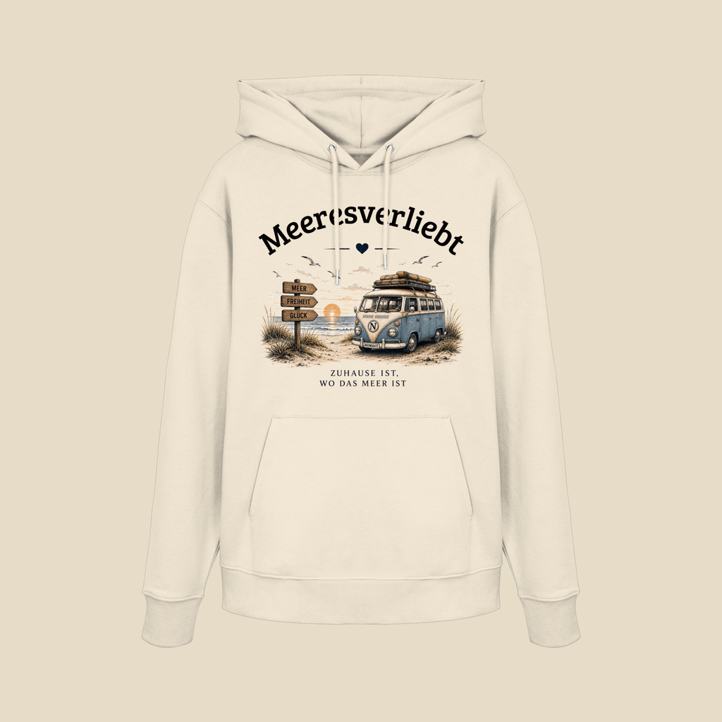Cremefarbener Bio Hoodie mit Meeresverliebt Motiv und Bulli Design auf beigem Hintergrund aus der Küstengefühl Kollektion