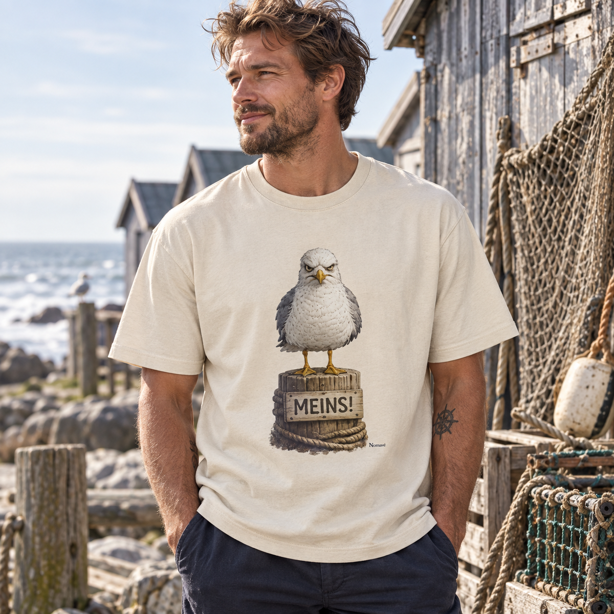 Mann im Möwe mit Meinung Meins Bio-Heavy T-Shirt bei Fischerhütten
