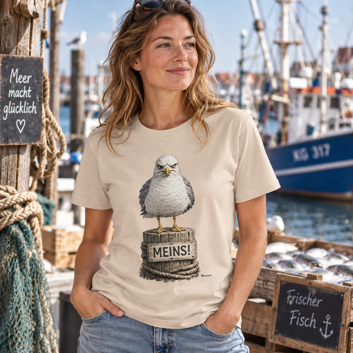 Frau im Möwe mit Meinung Meins Essential T-Shirt am Fischmarkt
