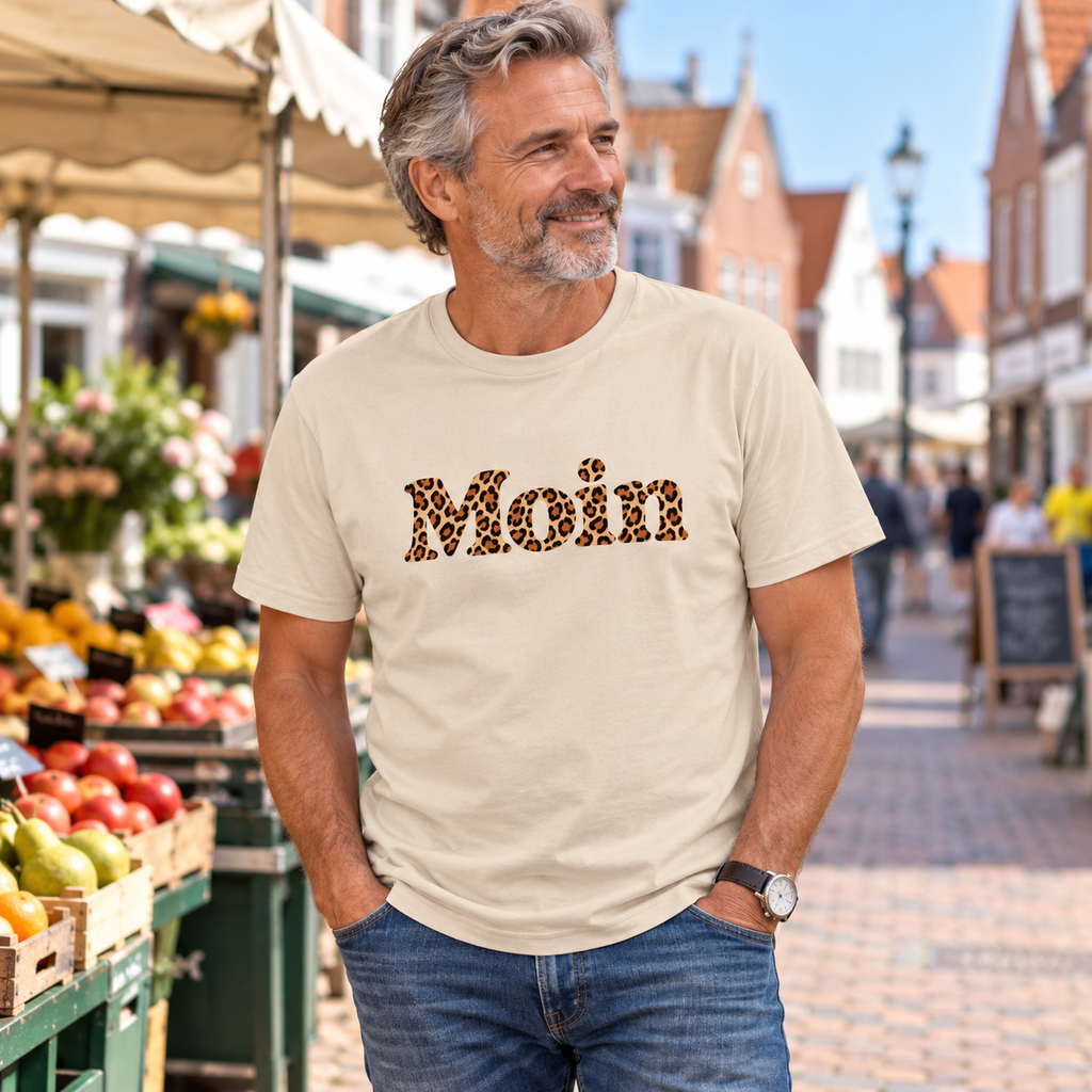 Mann im sandfarbenen Bio Unisex T-Shirt mit Moin-Leoprint auf einem norddeutschen Markt
