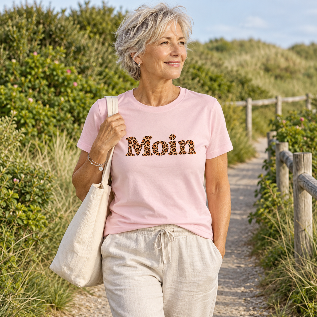 Damen Bio T-Shirt in Cotton Pink mit Moin-Leoprint auf einem grünen Küstenweg