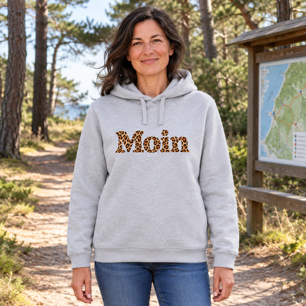 Grauer Side Pocket Hoodie mit glatter Vorderseite und Moin-Leoprint auf einem Küstenwaldweg