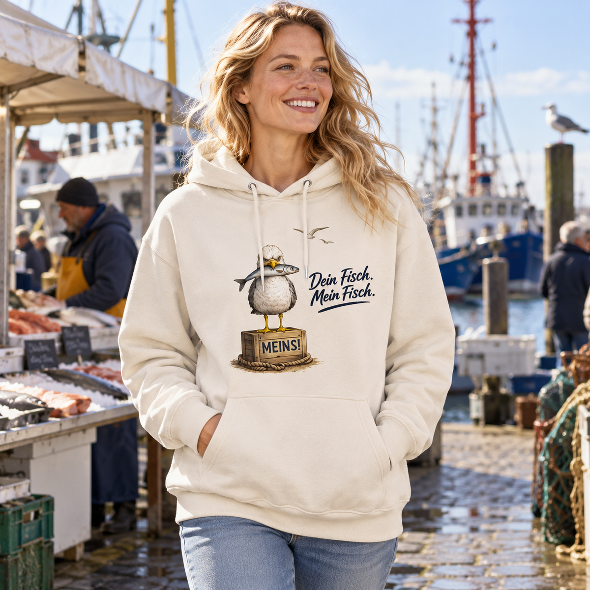 Frau im Bio Hoodie Natural Raw mit Alpha-Möwe, Fisch und Spruch als Frontprint am Hafenmarkt