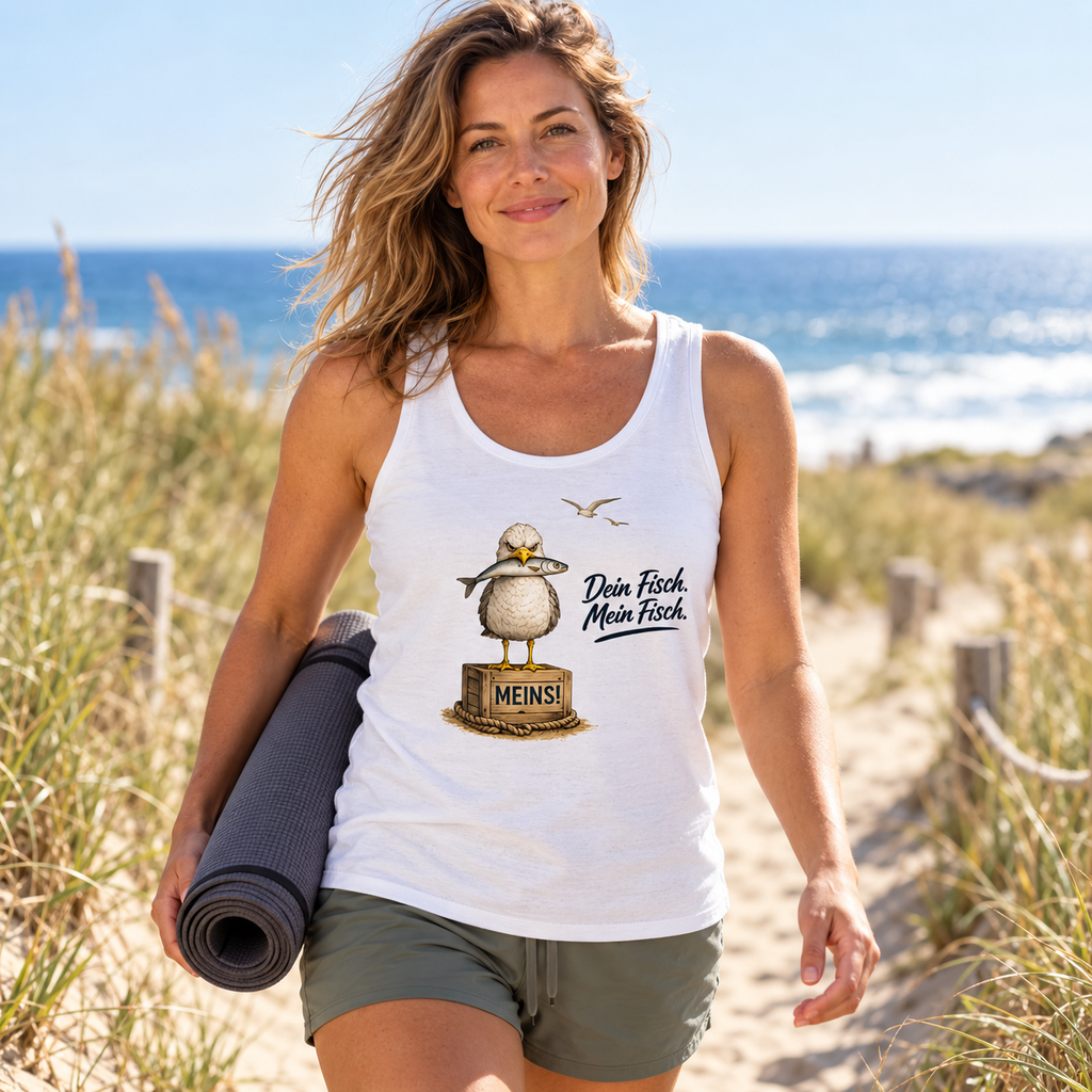 Frau im weißen Bio Tanktop mit Alpha-Möwe und „Dein Fisch. Mein Fisch.“ als Frontprint auf einem Dünenweg