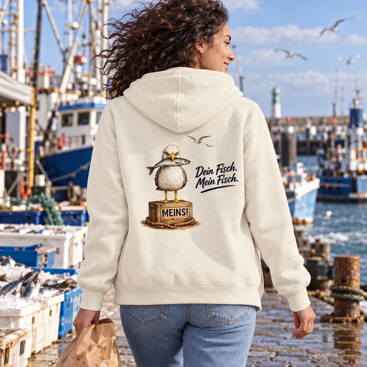 Bio Zipper Natural Raw von hinten mit Alpha-Möwe, Fisch und Schriftzug als Backprint am Fischereihafen