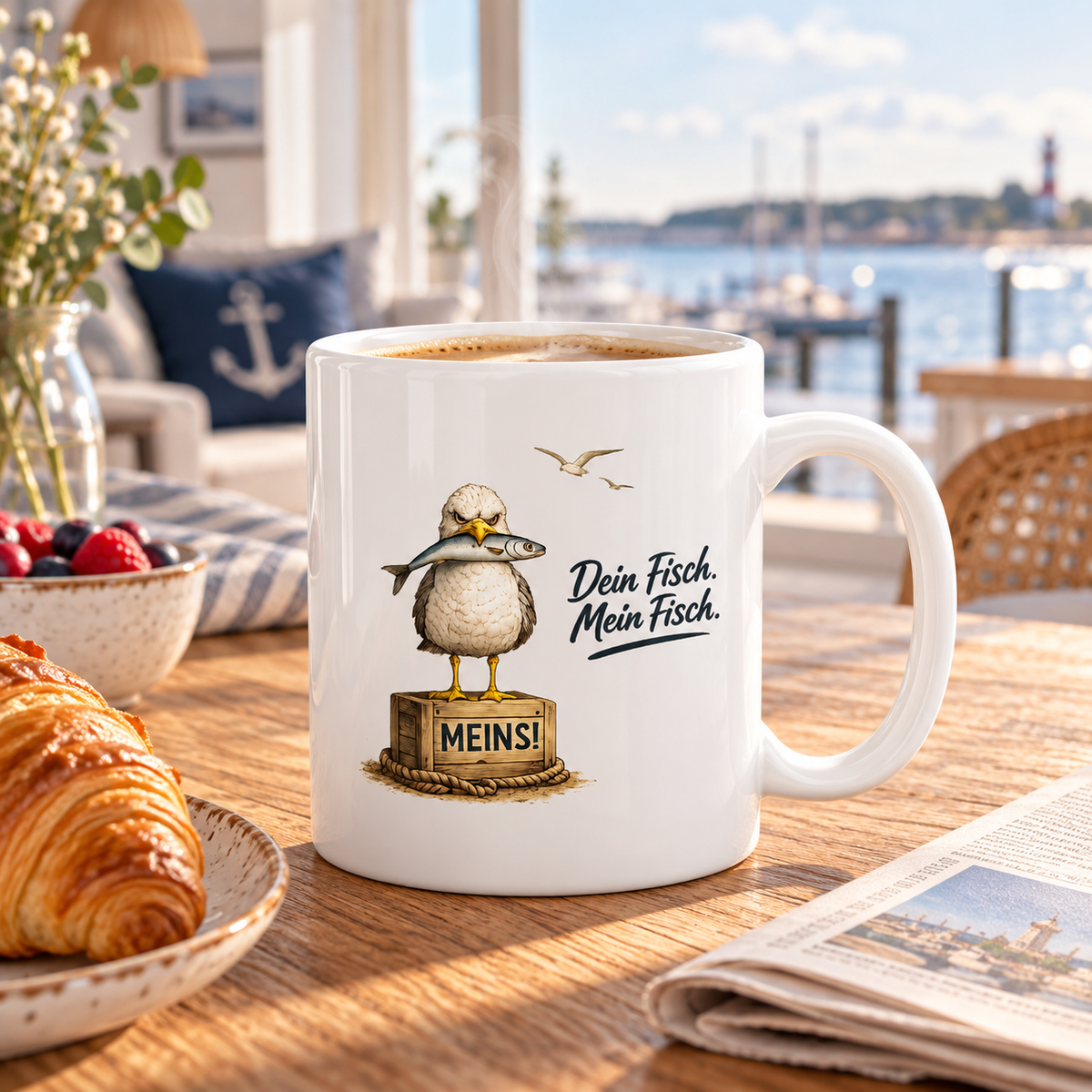 Glänzend weiße 330-ml-Tasse mit Fisch-Möwe und „Dein Fisch. Mein Fisch.“ am Frühstückstisch