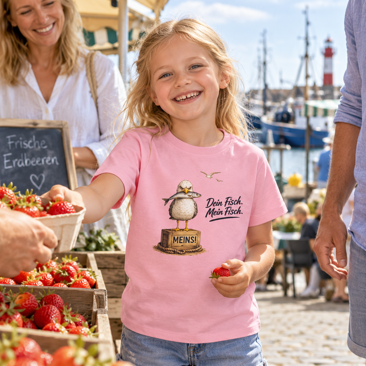 Kind im Kinder Bio T-Shirt Cotton Pink mit Möwe und „Dein Fisch. Mein Fisch.“ als Frontprint am Hafenmarkt