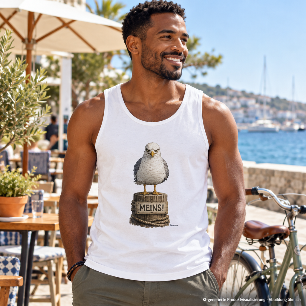 Mann im weißen MEINS! Bio-Tanktop mit Frontmotiv an einer Küstencaféterrasse – KI-Lifestyle 2