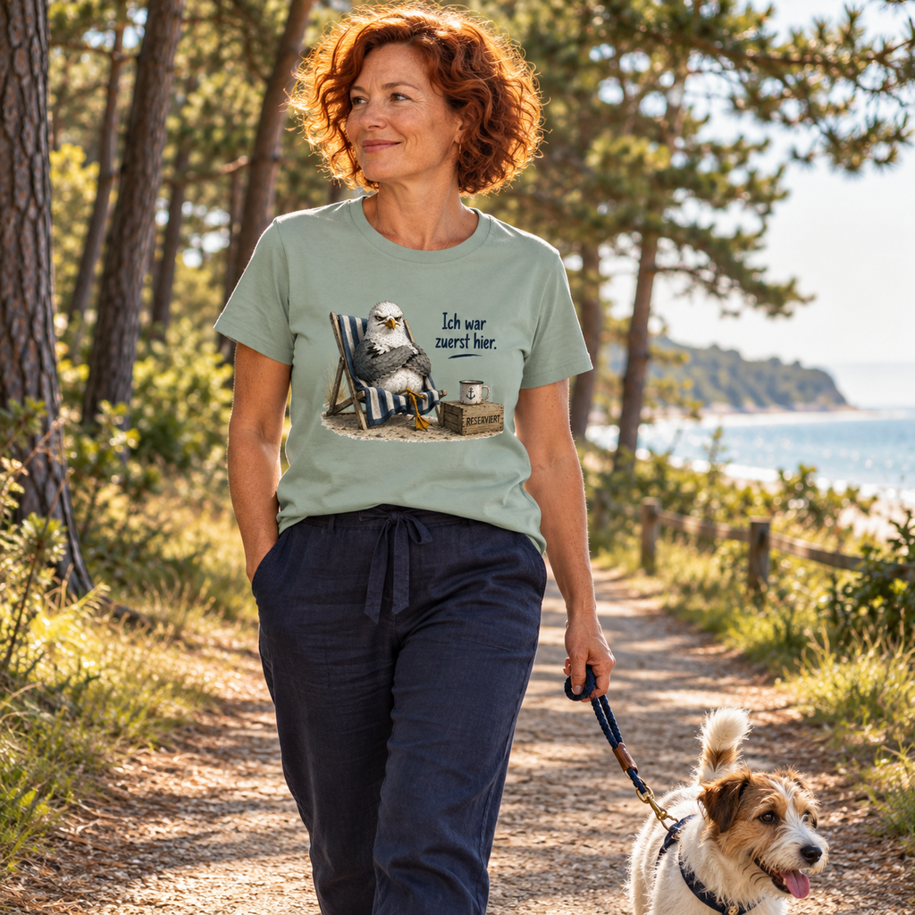 Frau im Aloe Unisex Bio T-Shirt mit Möwen-Frontprint auf einem Küstenweg