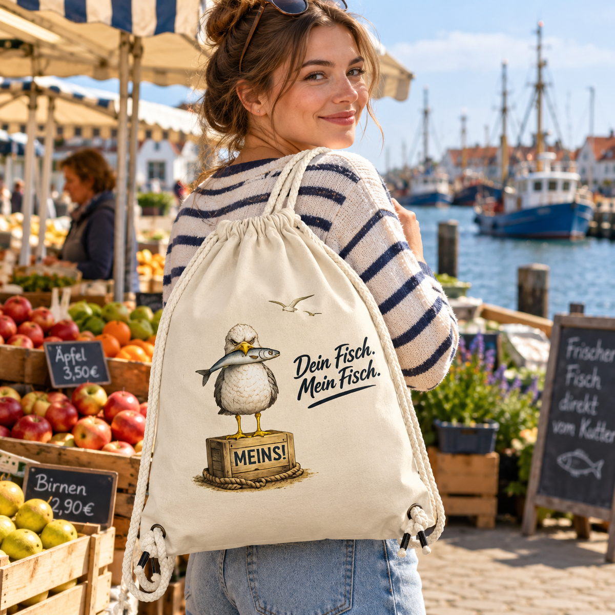 Natural Gym-Bag mit Alpha-Möwe, Fisch und Spruch „Dein Fisch. Mein Fisch.“ auf dem Hafenmarkt