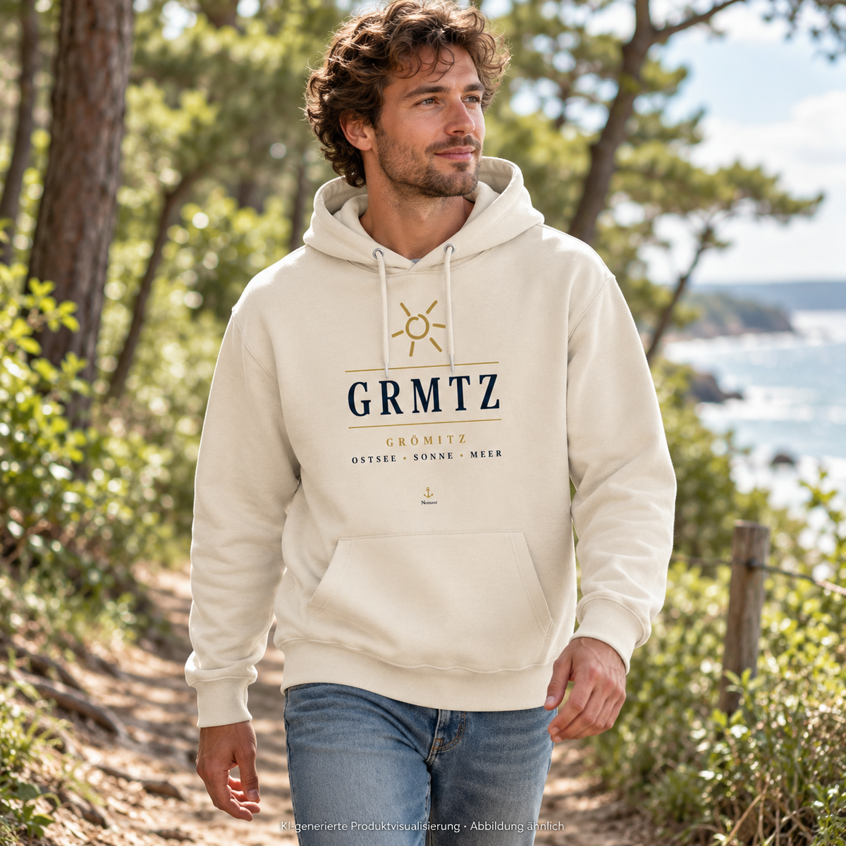 Mann im GRMTZ Grömitz Bio-Hoodie in Natural Raw auf einem Küstenwaldweg – Frontansicht; KI-Visualisierung.