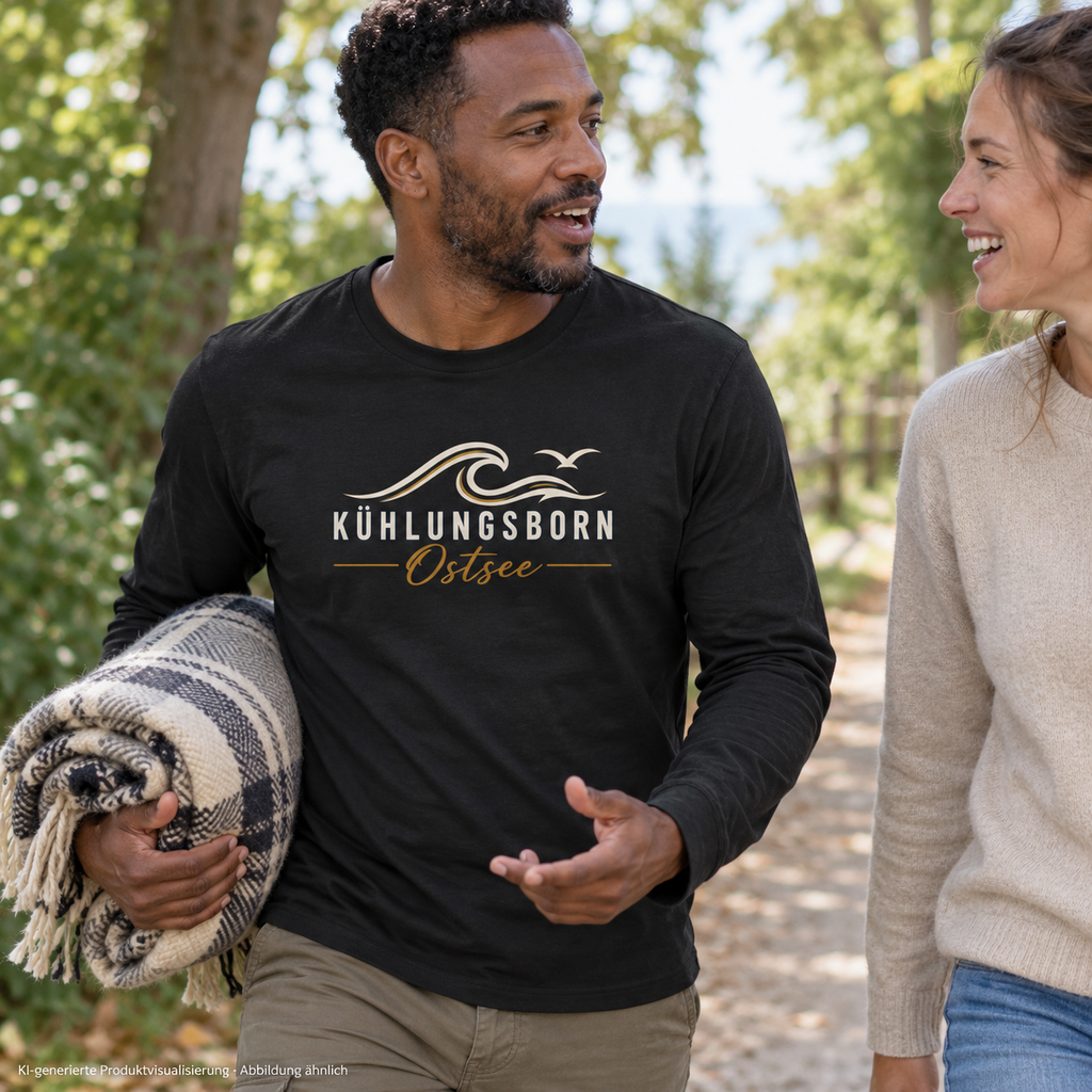 Kühlungsborn Baltic Waves – Bio-Unisex-Longsleeve, Dark Edition, Black – beim Spaziergang im Park mit Begleitung, Frontdruck; KI-generierte Produktvisualisierung.
