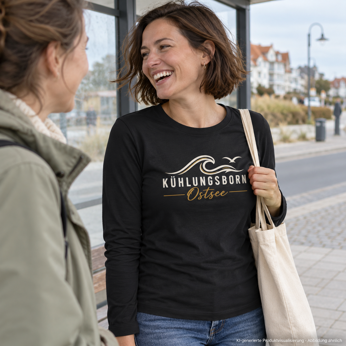 Kühlungsborn Baltic Waves – Damen Bio-Longsleeve, Dark Edition, Black – im Gespräch mit einer Freundin an einer Bushaltestelle, Frontdruck; KI-generierte Produktvisualisierung.