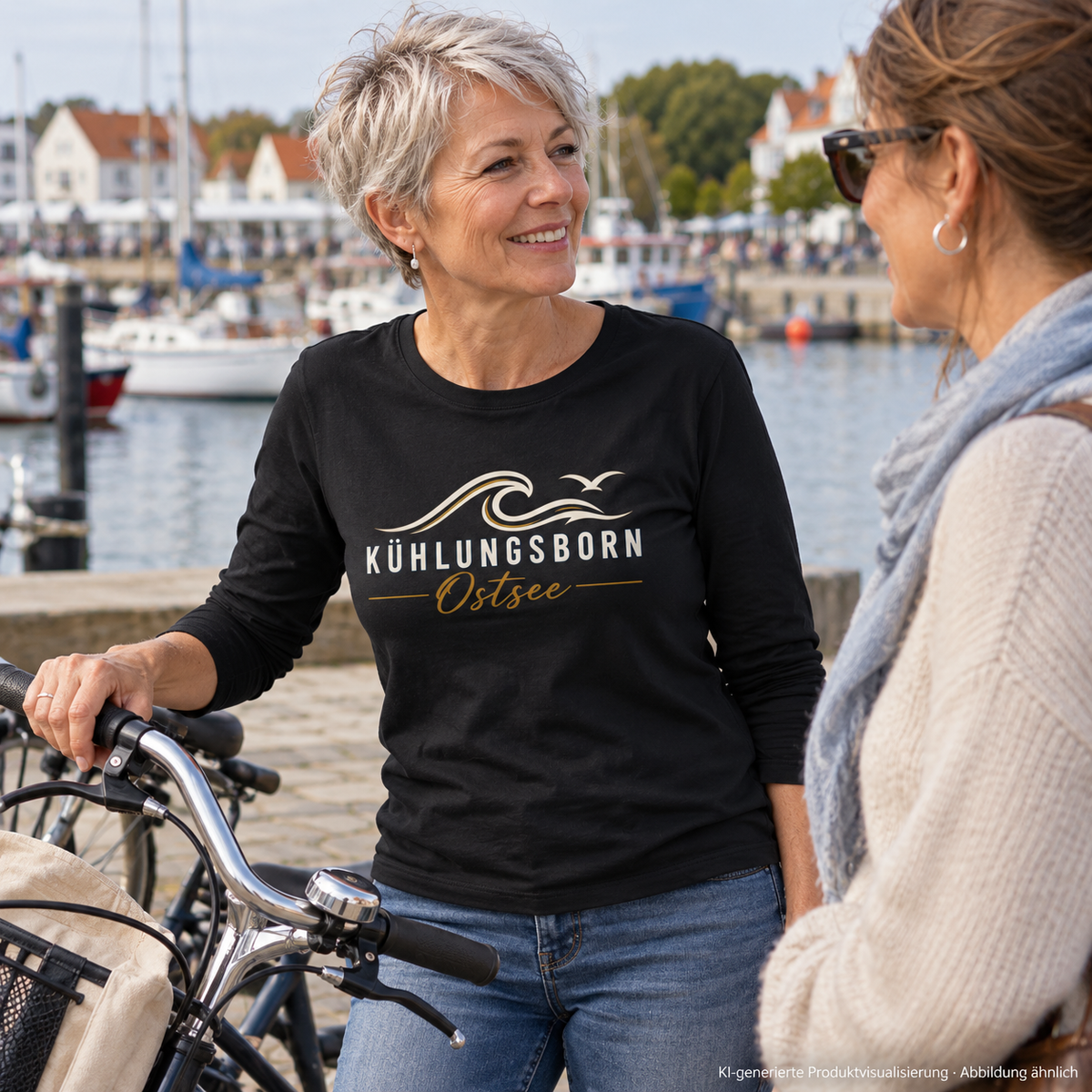 Kühlungsborn Baltic Waves – Damen Bio-Longsleeve, Dark Edition, Black – bei einem Gespräch neben dem Fahrrad am Hafen, Frontdruck; KI-generierte Produktvisualisierung.