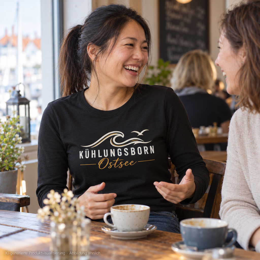 Kühlungsborn Baltic Waves – Damen Bio-Longsleeve, Dark Edition, Black – beim Erzählen in einem Café, Frontdruck; KI-generierte Produktvisualisierung.
