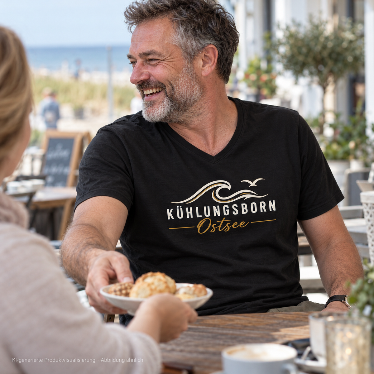 Kühlungsborn Baltic Waves – Herren Bio-V-Neck-Shirt, Dark Edition, Black – beim gemeinsamen Frühstück im Café, Frontdruck; KI-generierte Produktvisualisierung.