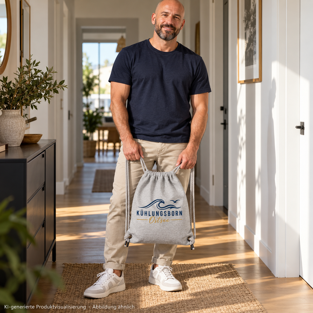 Kühlungsborn Baltic Waves Canvas-Gym-Bag Light Edition in Heather Grey im hellen Flur an den Kordeln gehalten – KI-Produktvisualisierung