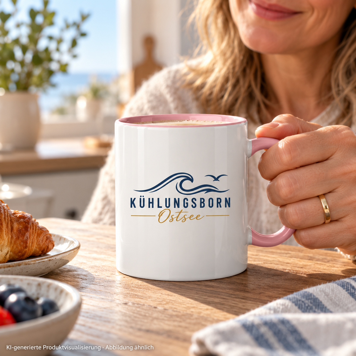 Kühlungsborn Baltic Waves Zweifarbige Keramiktasse 330 ml Light Edition in Altrosa mit altrosafarbenem Henkel und Innenraum an einer Kücheninsel – KI-Produktvisualisierung