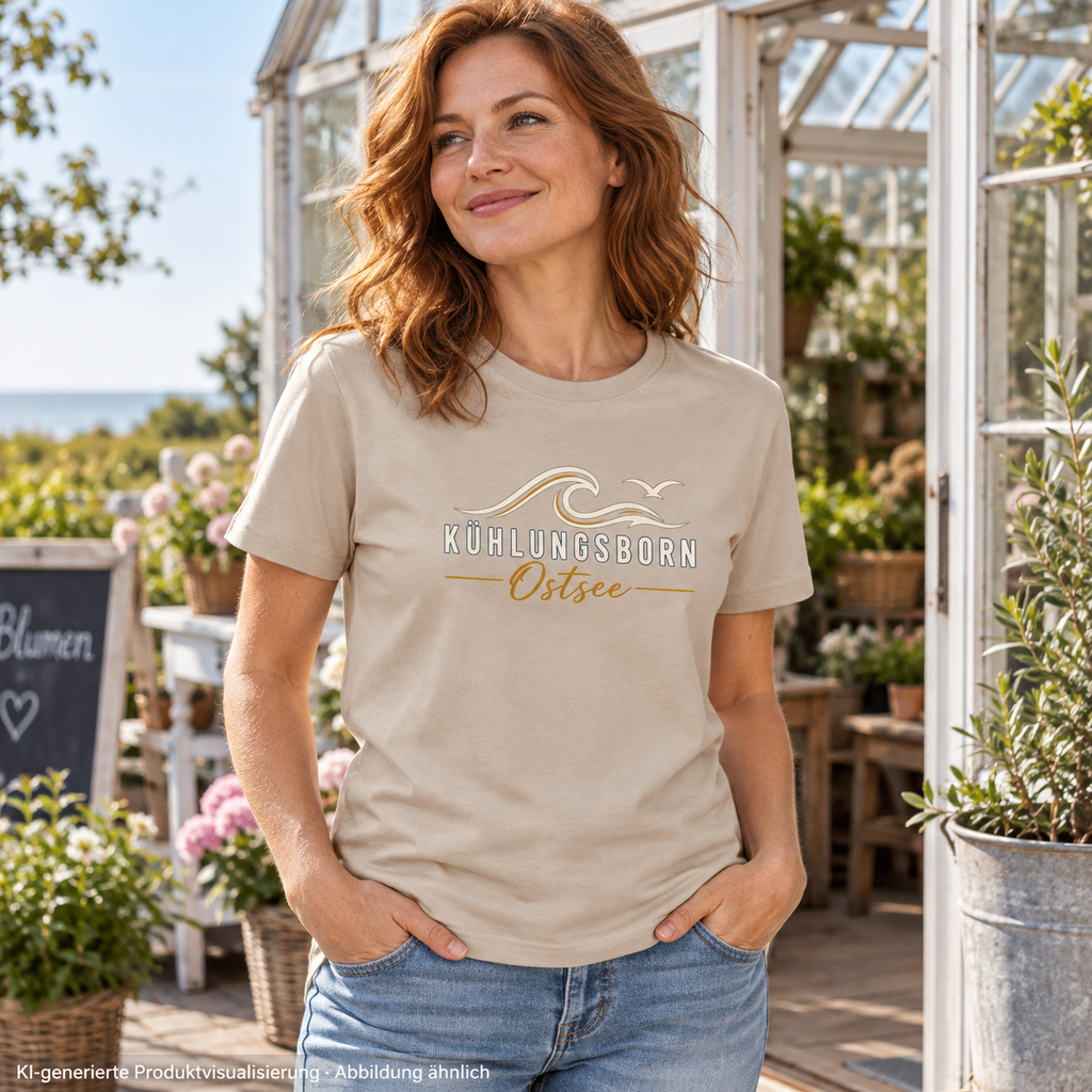 Kühlungsborn Baltic Waves Bio-Unisex-T-Shirt Dark Edition in Desert Dust vor einem Gewächshaus – KI-Produktvisualisierung
