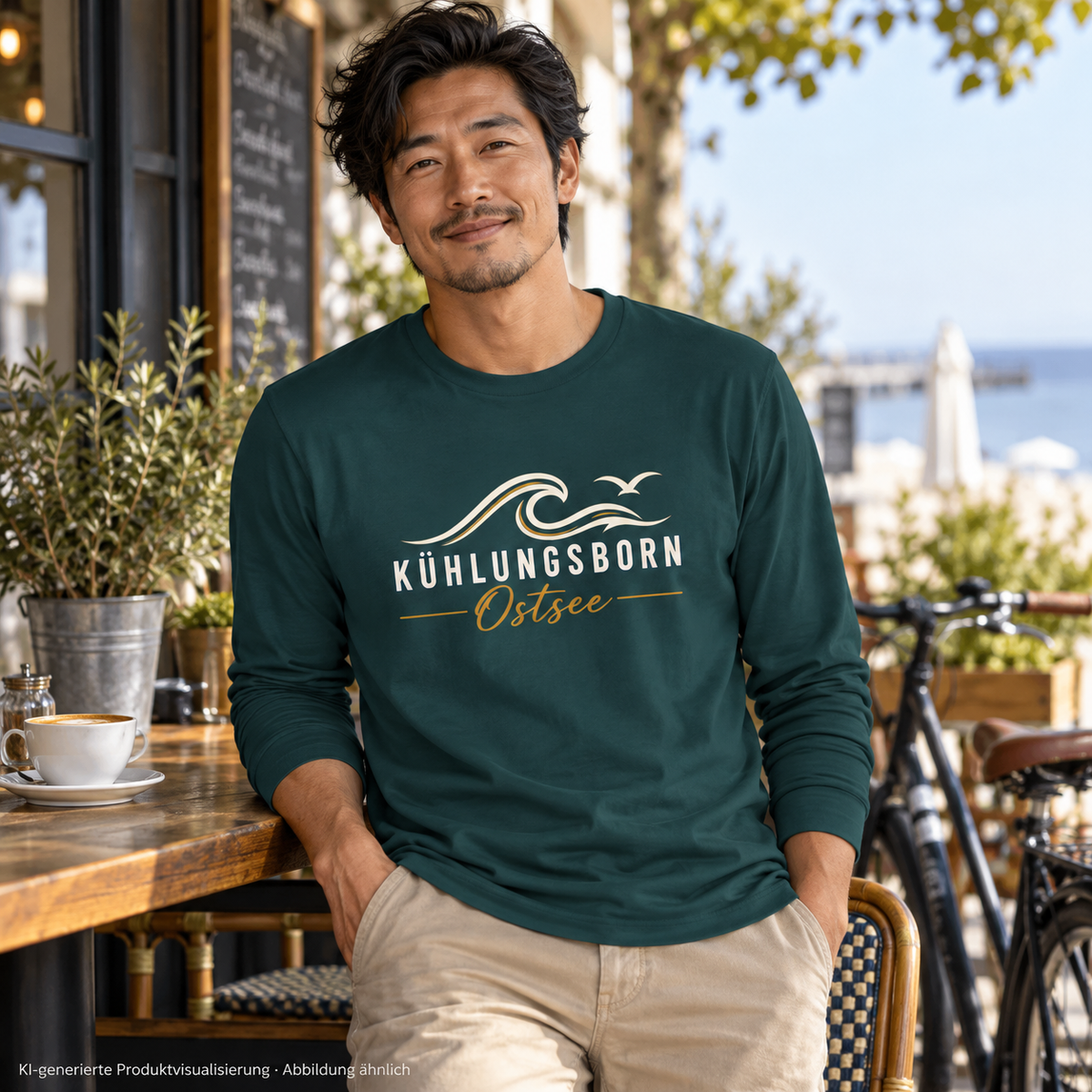 Bio-Unisex-Longsleeve Kühlungsborn Baltic Waves, Dark Edition, Glazed Green – auf einer Caféterrasse, Frontdruck; KI-generierte Produktvisualisierung.