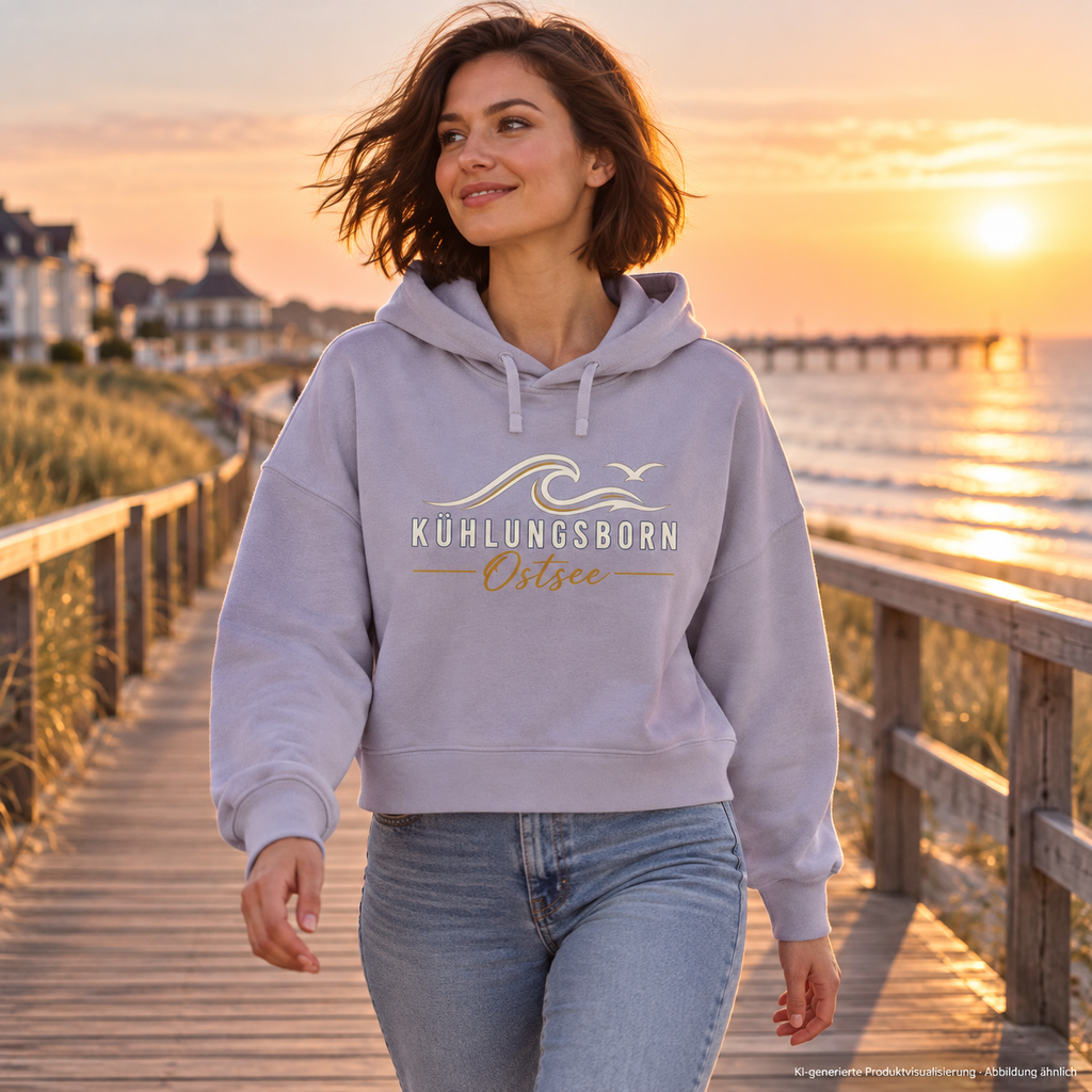 Damen Bio-Boxcut-Hoodie Kühlungsborn Baltic Waves, Dark Edition, Lavender – auf einem Strandsteg, Frontdruck; KI-generierte Produktvisualisierung.