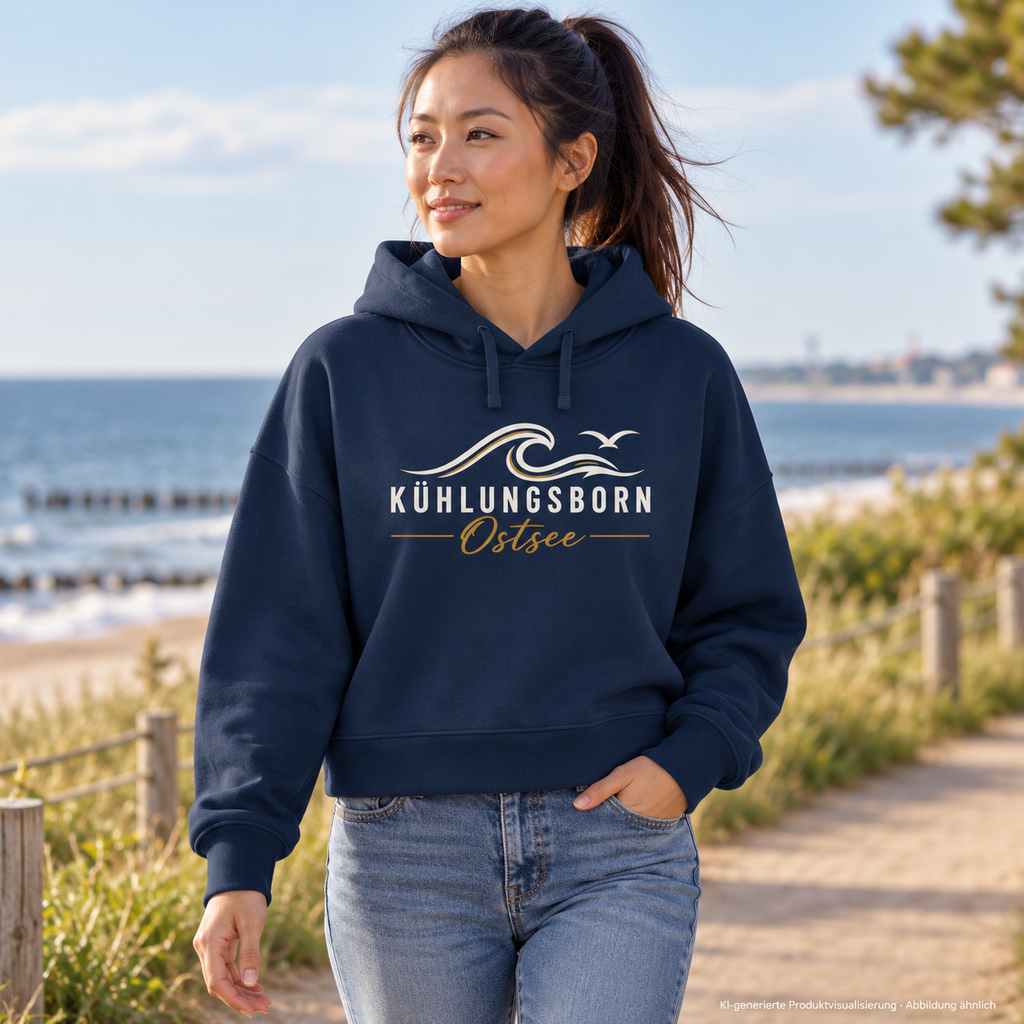 Damen Bio-Boxcut-Hoodie Kühlungsborn Baltic Waves, Dark Edition, French Navy – auf einem Küstenparkweg, Frontdruck; KI-generierte Produktvisualisierung.