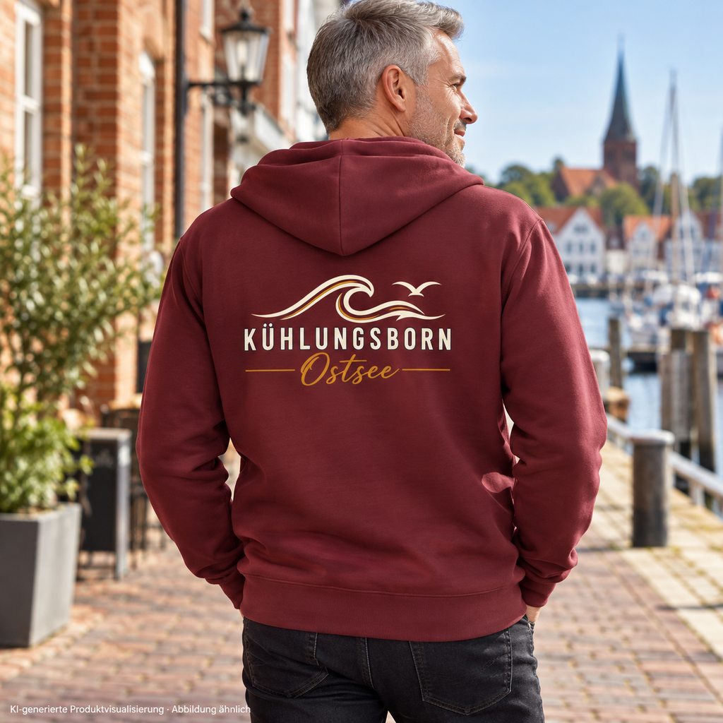 Bio-Zipper mit Rückendruck Kühlungsborn Baltic Waves, Dark Edition, Burgundy – in hinterer Dreiviertelansicht auf einem Backsteinweg, Rückendruck; KI-generierte Produktvisualisierung.