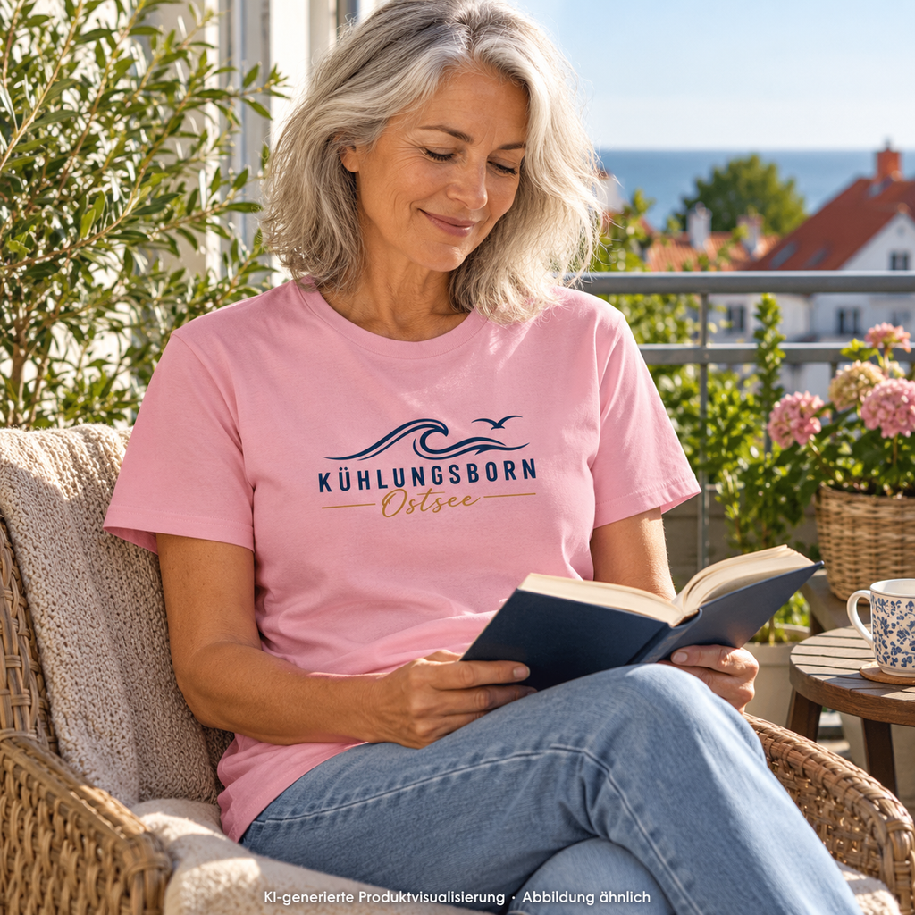 Kühlungsborn Baltic Waves Bio-Unisex-T-Shirt Light Edition in Cotton Pink beim Lesen auf dem Balkon – KI-Produktvisualisierung