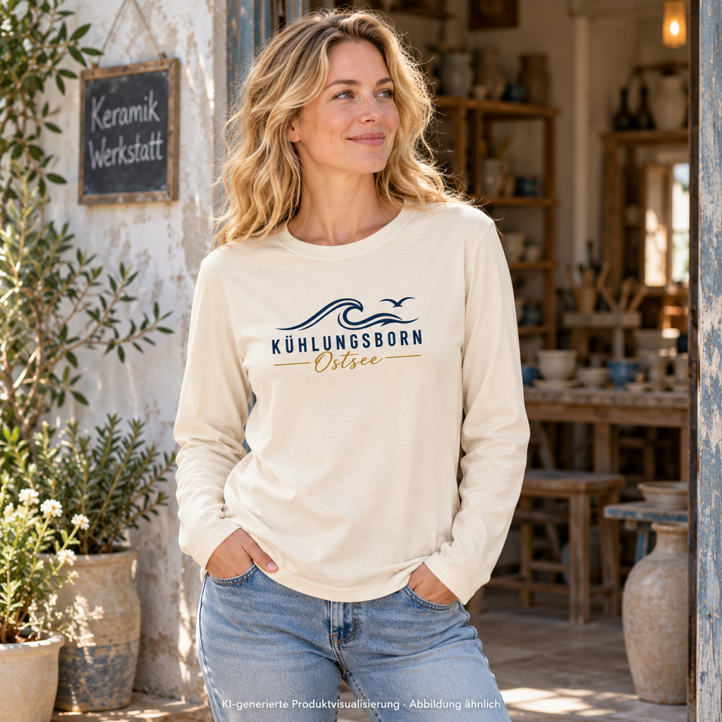 Kühlungsborn Baltic Waves Bio-Unisex-Longsleeve Light Edition in Natural Raw vor einer Töpferwerkstatt – KI-Produktvisualisierung